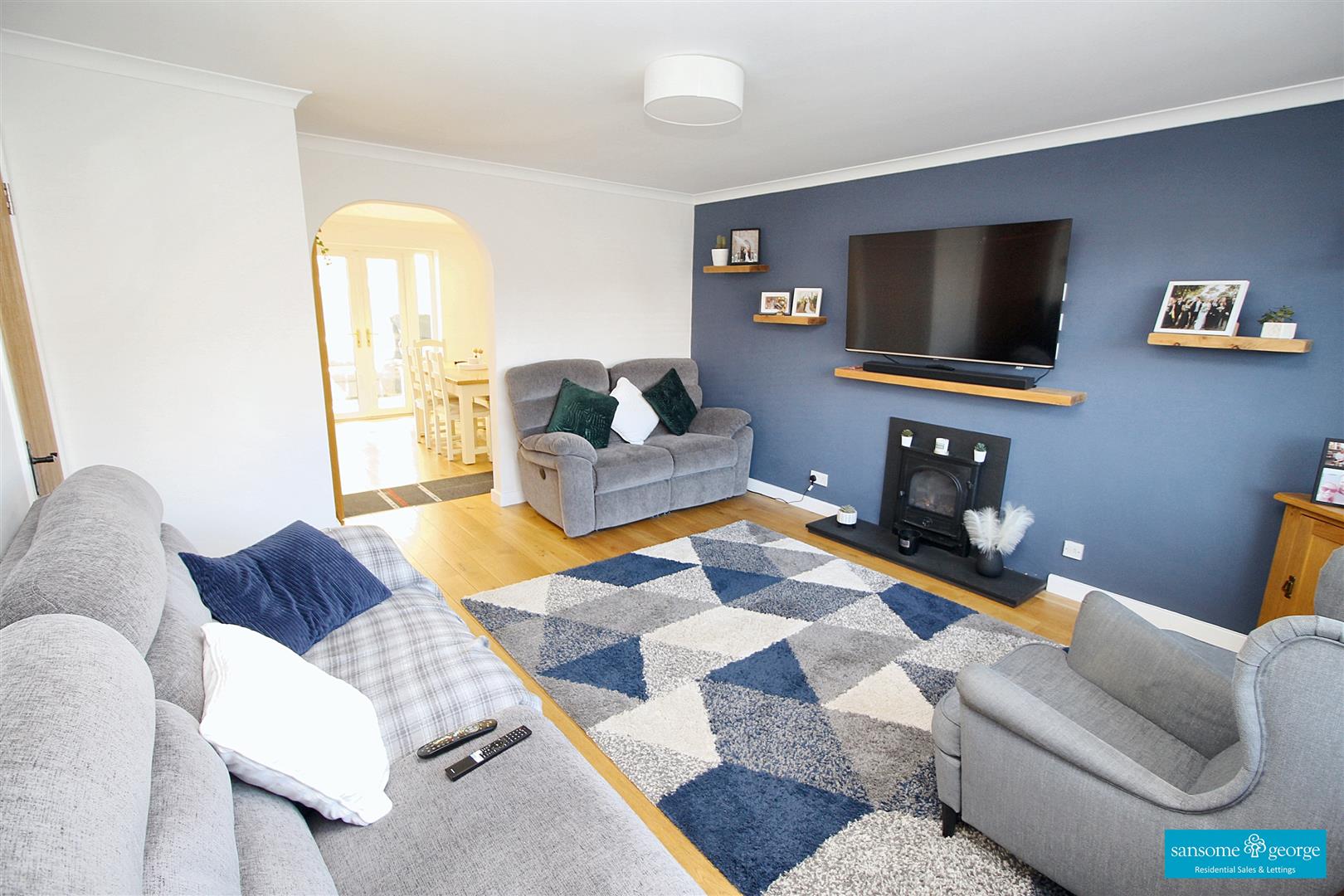 4 bed property in Apple Close, Reading